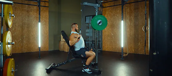 Posilovací lavice s kladkou