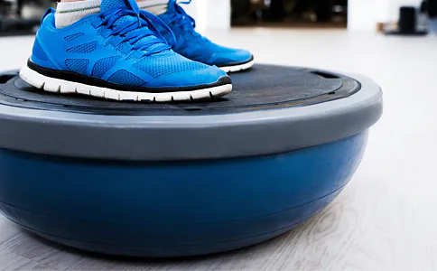 Posilování břišních svalů a stabilizačního systému na BOSU