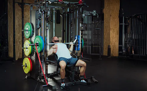 Jak vybrat posilovací stroje a lavice