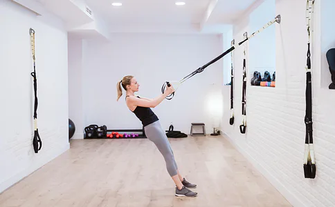 Možnosti uchycení posilovacích závěsných systémů a TRX