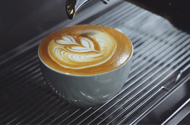 Kdy pít kávu? Určitě ne po probuzení!