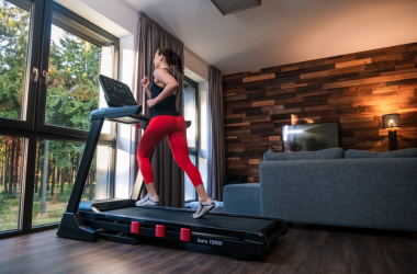 Výhody běžeckého trenažéru: Proč je ideální na zimní měsíce?