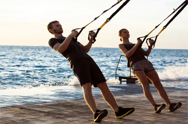 Cvičení s TRX na workoutových hřištích