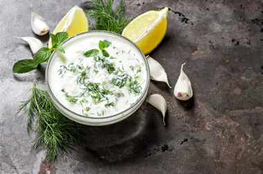 Jogurtovo-tvarohový dip s koprem a vlašskými ořechy