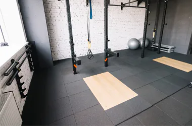 Výběr sportovní podlahy domů i do posilovny