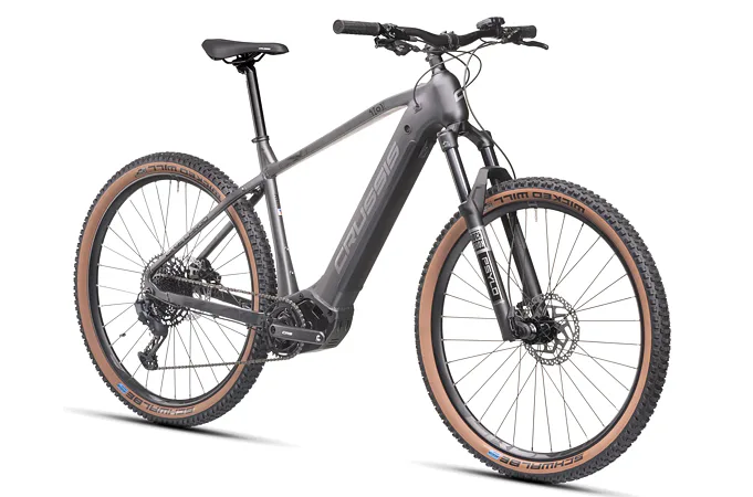 CRUSSIS ONE-Largo 10.10 22" šedá 2025